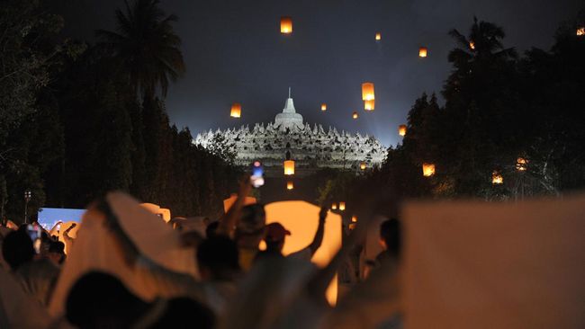 Pada puncak acara perayaan Waisak di Candi Borobudur akan dilakukan pelepasan 2.569 lampion sebagai simbol cahaya perdamaian.