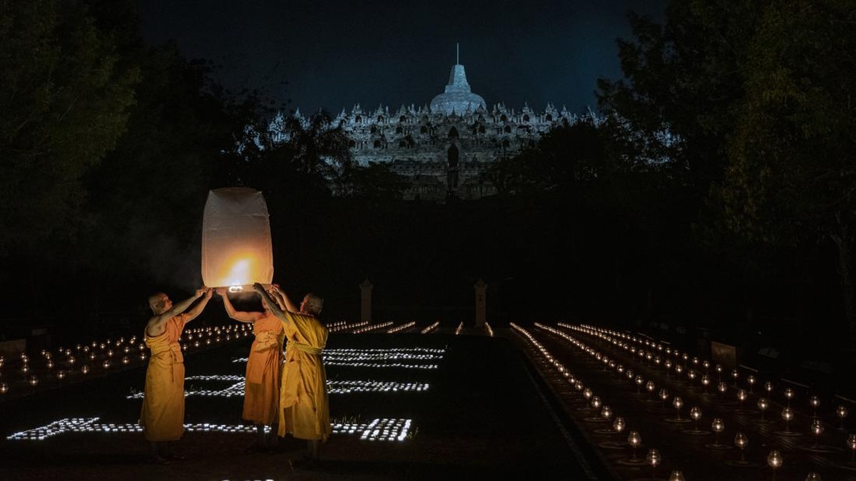 FOTO: Binar Lampion di Langit Borobudur Kala Waisak