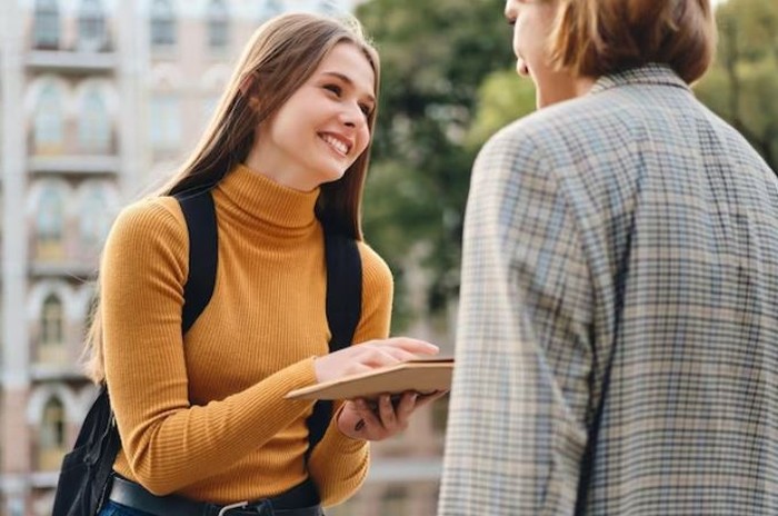 dua perempuan sedang mengobrol