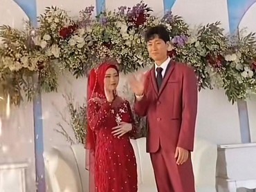 img-title Wanita Garut Dinikahi Pria Korea, Keluarga Suami Syok Lihat Tamu Undangan