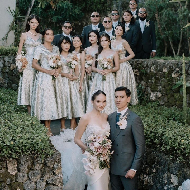 <p>Terbaru, Enzy Storia membawa kabar mengejutkan soal pernikahannya dengan Maulana Kasetra. Setelah mengusung pernikahan bertema adat, mereka menggelar pesta di Uluwatu, Bali. (Foto: Instagram @jscmila)</p>