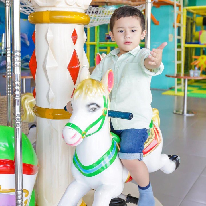 <p>Setelah menikah dengan Andhika Pratama, Ussy Sulistiawaty dikaruniai anak kelima yang berjenis kelamin laki-laki, Bunda. Putra satu-satunya ini pun diberi nama Sakalingga Ibra Pratama. (Foto: Instagram: @ussypratama)</p>