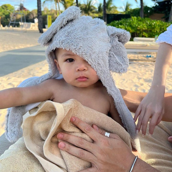 <p>Nikita Willy dengan sabar mengajari Issa berenang dan menyelam, Bunda. Meski baru genap 1 tahun, Issa cukup pandai, lho. Gemas banget, ya. (Foto: Instagram: @nikitawillyofficial94)</p>