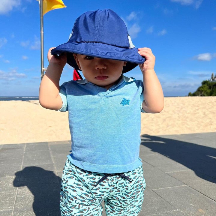 <p>Baby Issa terlihat tampan mengenakan polo shirt warna biru dengan embos penyu. Ia juga menyempurnakan tampilannya dengan topi warna senada. (Foto: Instagram: @nikitawillyofficial94)</p>