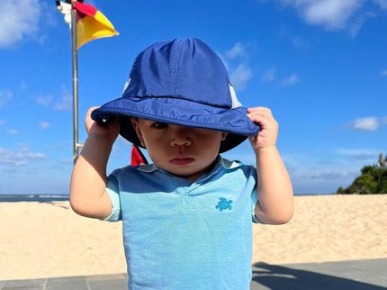 7 Potret Gemas Baby Issa Saat Jadi Anak Pantai, Sudah Jago Berenang Bun