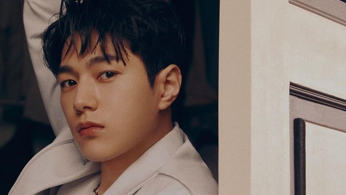 Kim Myung Soo Pancarkan Pesona Mendebarkan dalam Pemotretan Bersama Esquire Korea untuk Drama Numbers