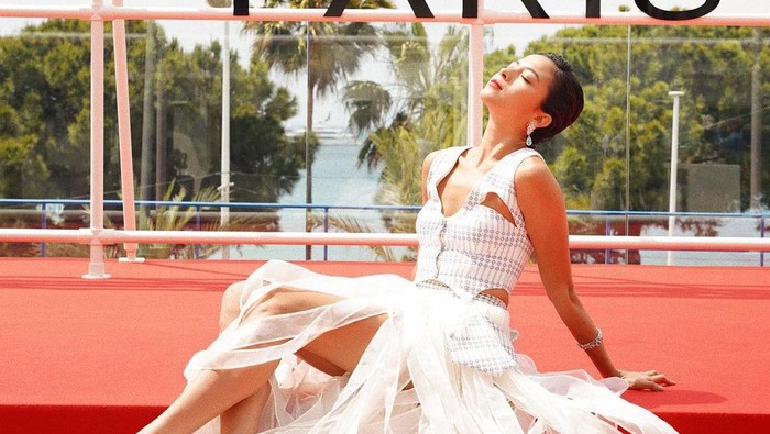 Putri Marino mengenakan kreasi SOE Jakarta di Cannes Film Festival 2023