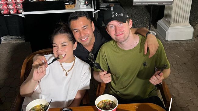 Raffi Ahmad dan Nagita Slavina mengundang DJ Alan Walker ke rumah mereka yang berada di kawasan Andara, Jakarta Selatan.