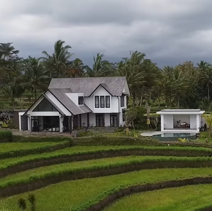 <p>Ayah Christian Sugiono memiliki rumah berkonsep <em>farmhouse</em> yang terlihat seperti villa. Rumah ini didirikan di tengah area sawah yang luas di Bali. (Foto: YouTube Titi dan Tian)</p>