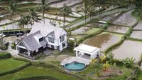 7 Potret Vila Impian Mertua Titi Kamal di Bali Bergaya Farm House, View-nya Hamparan Sawah