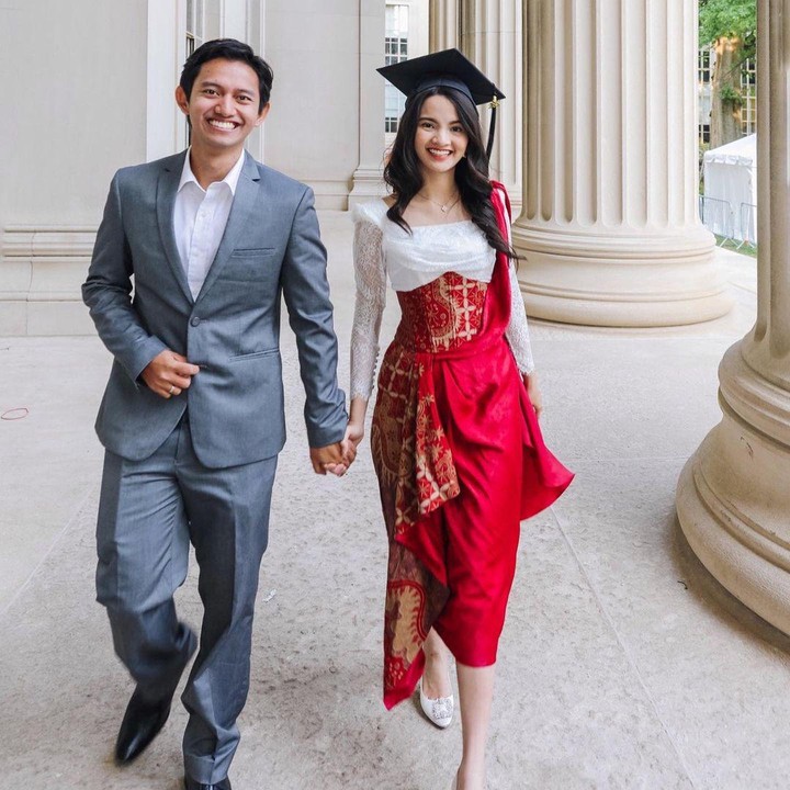 <p>Sabrina Anggraini istri Belva Devara tengah berbahagia nih, Bunda. Wanita berusia 33 tahun ini baru lulus S2 dari Massachusetts Institute of Technology (MIT), salah satu kampus teknologi terbaik di dunia. (Foto: Instagram @sabrinaanggraini)<br /><br /><br /></p>