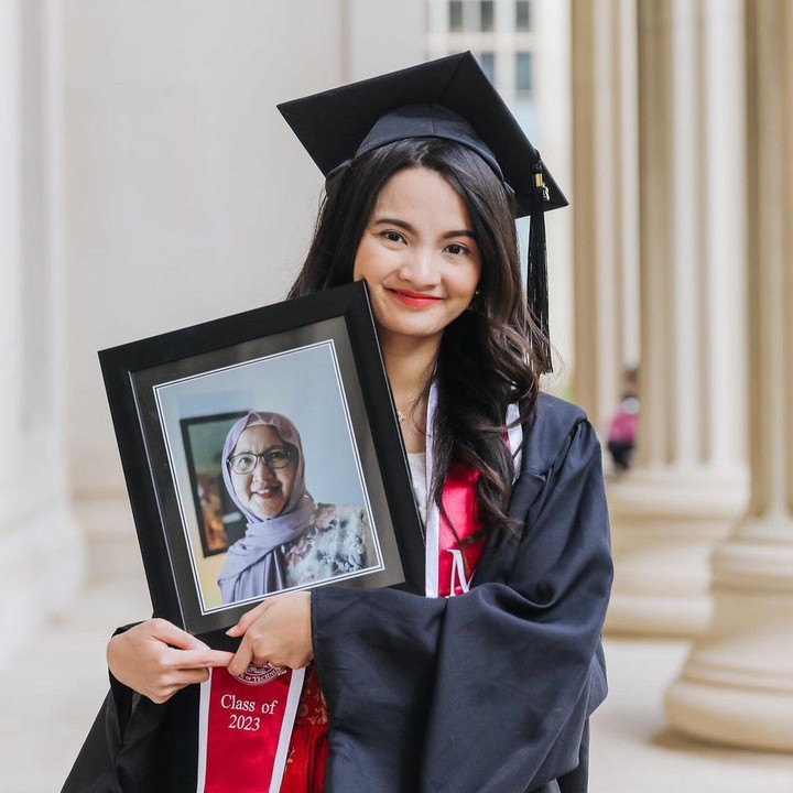 <p>Enggak hanya untuk diri sendiri, kelulusan ini ia persembahkan untuk sang ibunda yang telah berpulang. "Aku persembahkan wisuda ini UNTUK MAMA. Kepergian Mama adalah titik terendah aku dalam hidup. Di saat yang bersamaan aku sangat dekat dengan deadline thesis untuk kelulusan, dalam posisi sebenarnya Mama pun sudah mendapat visa untuk berangkat wisuda," katanya. (Foto: Instagram @sabrinaanggraini)<br /><br /><br /></p>