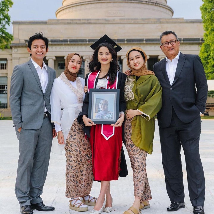 <p>Di <em>posting</em>-an lain, Sabrina menceritakan tentang keluarga. Membawa keluarga untuk hadir ke wisudanya yang jauh dari Indonesia juga menjadi impian. "Keluarga. Mereka pilar utama yang menguatkanku. Salah satu mimpiku di benak dari awal aku keterima disini langsung gimana ya cara ngumpulin keluarga ke negara yang jauhnya 30+ jam pesawat dari rumah kita pas wisuda? <em>It was such an ambitious goal for me personally</em>. Senang banget akhirnya bener2 bisa berangkatin mereka ke sini, dan ngeliat mereka bangga adalah hal yg gak ternilai untukku," ujarnya. (Foto: Instagram @sabrinaanggraini)<br /><br /><br /></p>