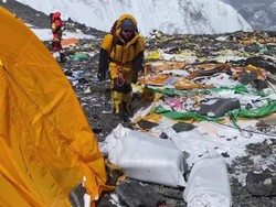 Menyedihkan! Gunung Everest Mirip Pasar Loak: Tenda, Mangkuk, Sendok Ditinggalkan