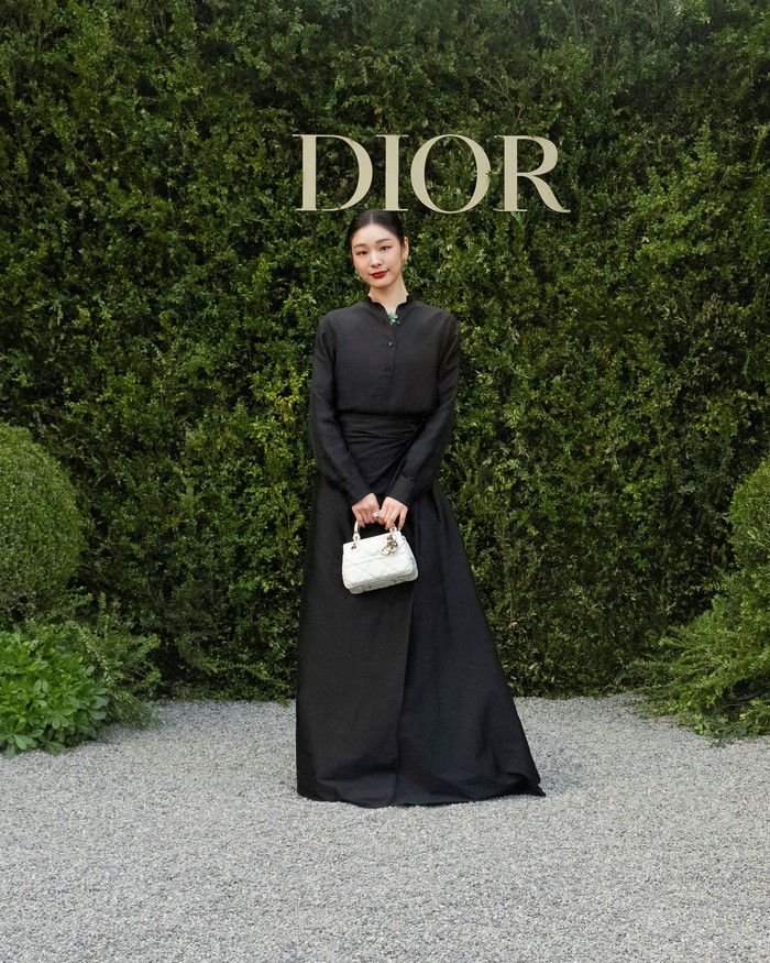 Statement necklace dan earring memberi nuansa mewah pada gaya Kim Yuna yang mengenakan kemeja dan rok panjang hitam. Stunning! Foto: Courtesy of Dior