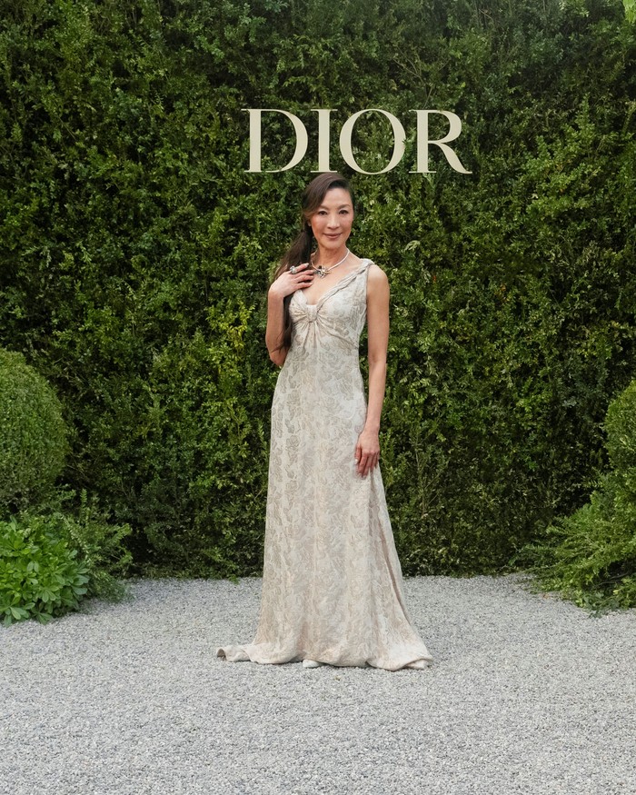 Sematan kalung dan cincin Dior dalam kombinasi emas kuning dan berlian kian menguatkan nuansa gaya bohemian dan mewah dari Michelle Yeoh. Foto: Courtesy of Dior