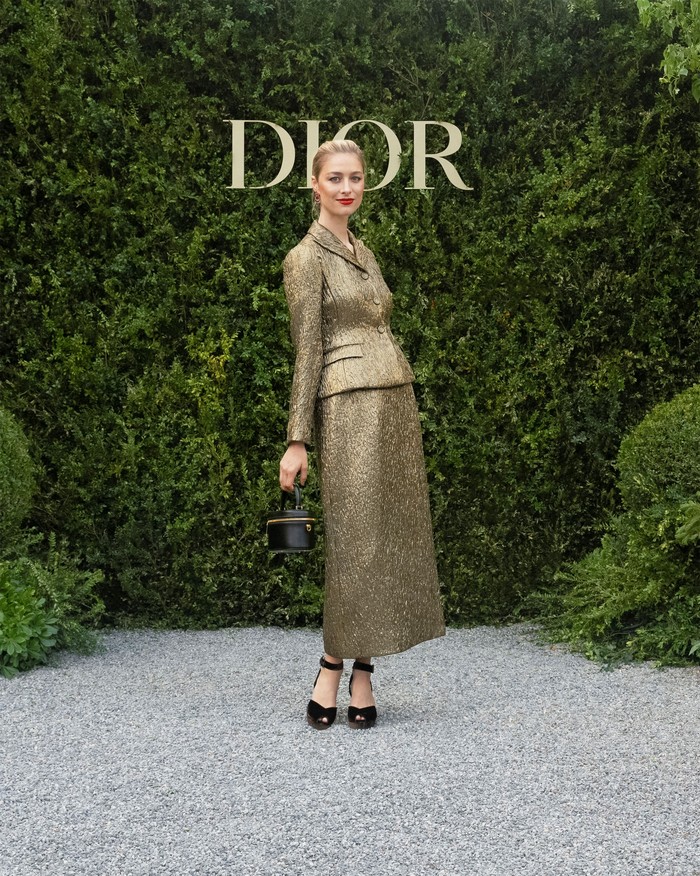Setelan rok warna emas juga bisa jadi pengganti gaun seperti ditampilkan bangsawan asal Monako, Beatrice Borromeo.Foto: Courtesy of Dior