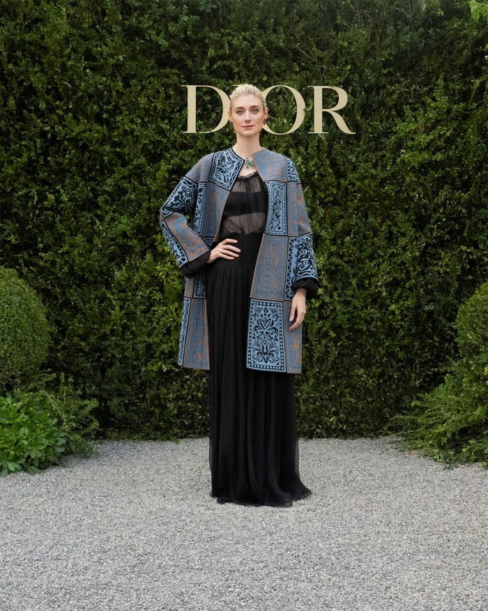 Pemeran Putri Diana di The Crown, Elizabeth Debicki memilih kalung berbentuk bunga bertatahkan emas putih, berlian, emerald, dan safir bersama koleksi gaun Dior haute couture nya. Foto: Courtesy of Dior