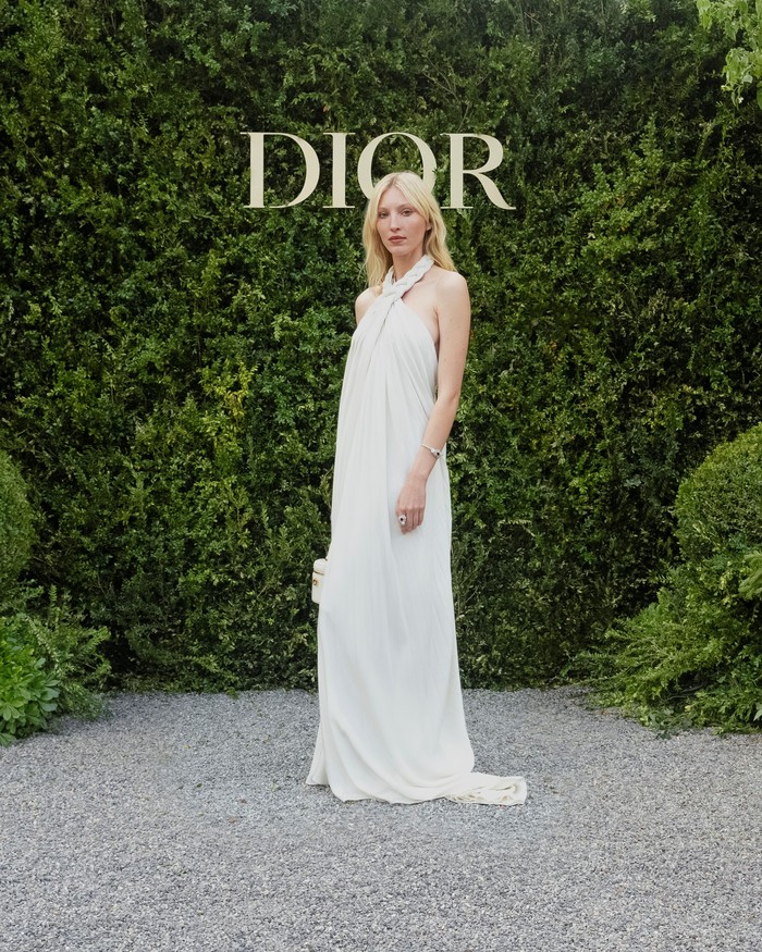 Untuk gaun halterneck, gelang dan cincin jadi pilihan perhiasan yang bisa dikenakan. Seperti ditampilkan model Ella Richards. Foto: Courtesy of Dior