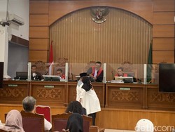 Hakim Tunjukan Foto Penyiksaan, ART Disika Majikan Menangis di Pelukan Ayah