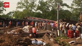 VIDEO: Lokasi Kecelakaan Kereta Di India Dibersihkan