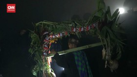 VIDEO: Warga Tengger Lereng Bromo Rayakan Tradisi Yadnya Kasada