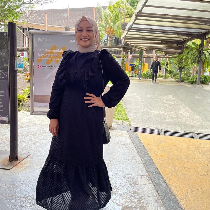 <p>Perubahan tubuh Tike Priatnakusumah terlihat lewat unggahan foto di media sosialnya sejak tahun lalu. Dalam foto yang dibagikan, komedian berusia 45 tahun ini tampak lebih ramping. (Foto: Instagram @tikeprie)</p>