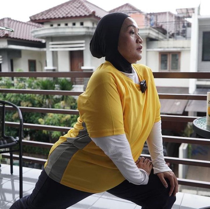 <p>Penampilan Tike berubah drastis pada 2022 karena berhasil menurunkan berat badan dari 105 kg secara signifikan. (Foto: Instagram @tikeprie)</p>