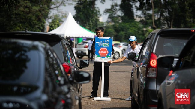 Kendaraan bermotor yang tidak lulus uji emisi kendaraan dikenakan tarif parkir yang lebih mahal.