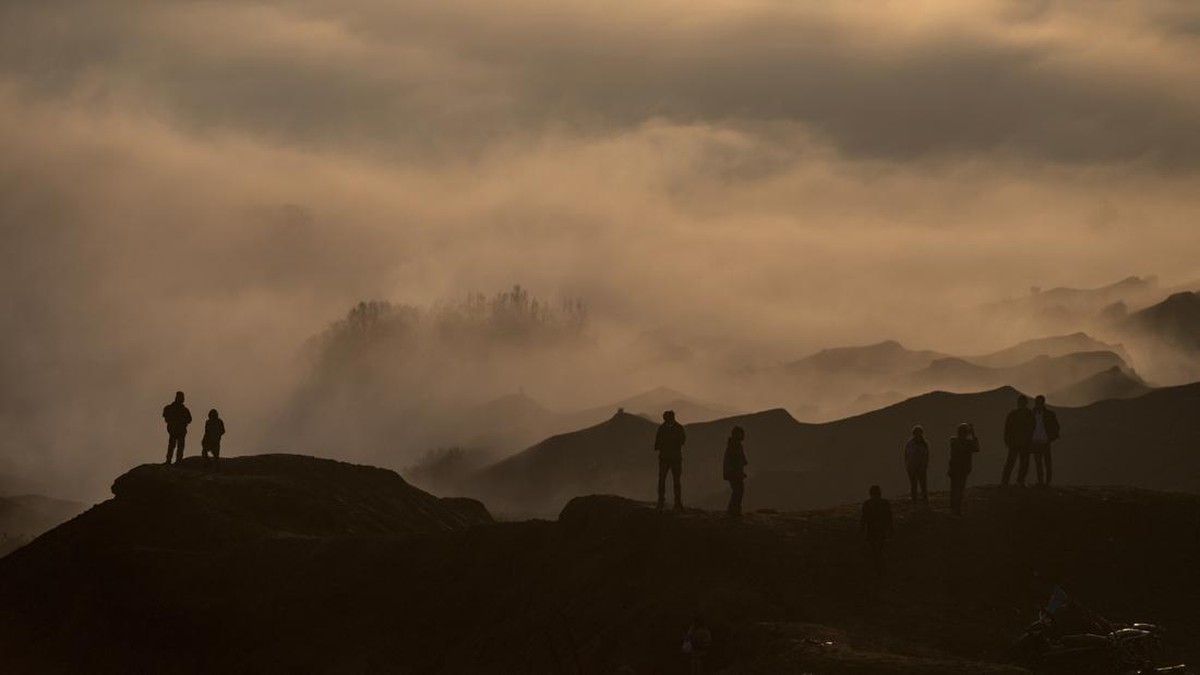 FOTO: Yadnya Kasada, Ritual Warga Tengger Larung Sesaji di Kawah Bromo