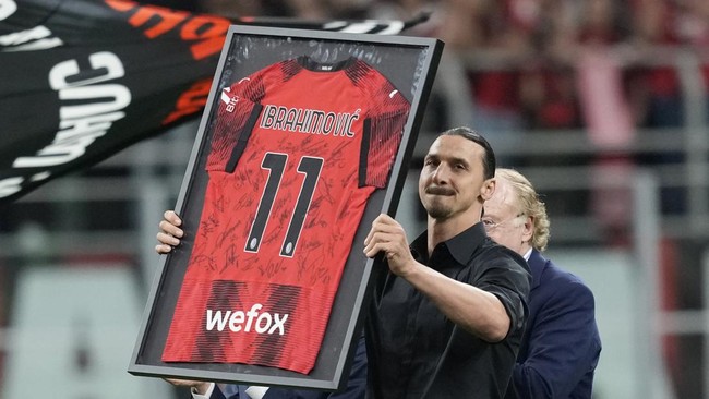 Zlatan Ibrahimovic memilih merahasiakan keputusan pensiun hingga saat akhir. Namun Ibrahimovic tetap tak kehilangan komentar khas dirinya.