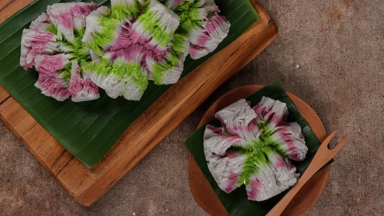 Carabikang or cara bikang cake is an Indonesian traditional pancake made from rice flour. shaped like a blooming flower.