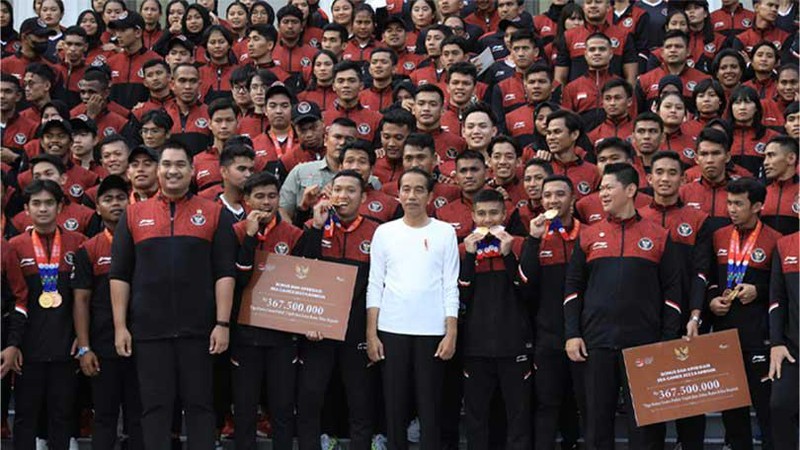 Pemerintah melalui Presiden Joko Widodo menyerahkan bonus untuk para atlet dan pelatih atas prestasi yang diraih dalam ajang SEA Games 2023 di Kamboja.