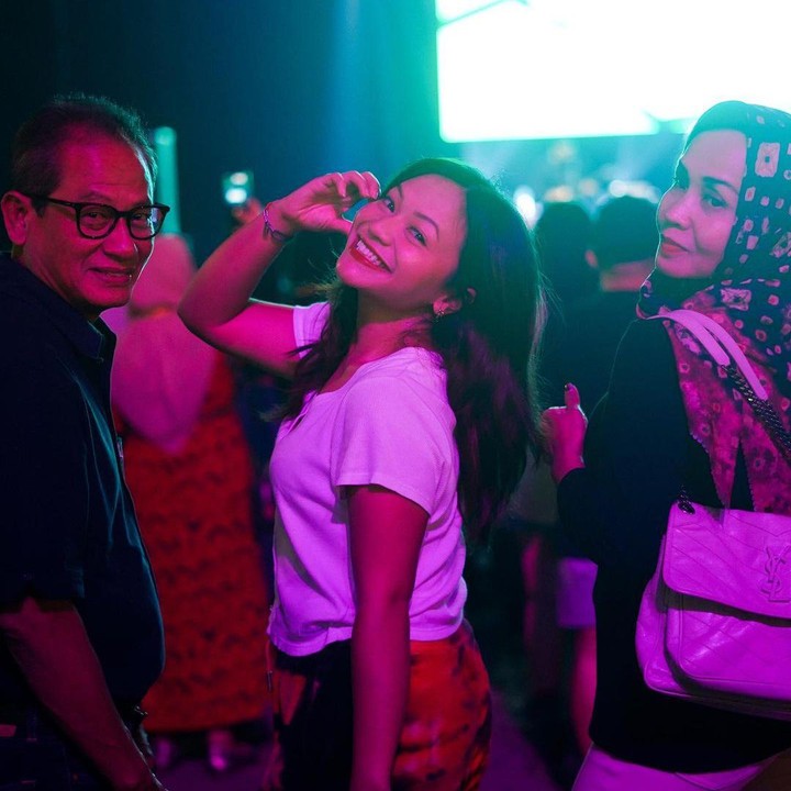 <p>Unggahan ini juga banyak mendapat reaksi dari netizen. Ia disebut tampil semakin cantik. "Aaa tcakep bgt amelcarlos," ujar akun @_apr****. (Foto: Instagram @amelcarla)<br /><br /><br /></p>