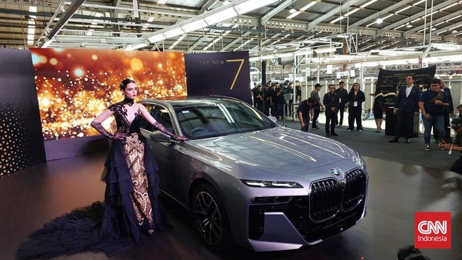Sedan termewah BMW ini hadir dengan dua varian yakni 735i dan i7 yang menjadi varian listrik dari BMW Seri 7