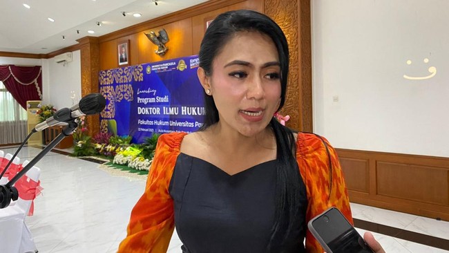 Terdakwa kasus usap dan gratifikasi Ricky Ham Pagawak meminta Majelis Hakim Tipikor Makassar untuk tidak menghadirkan saksi-saksi dari teman wanitanya.