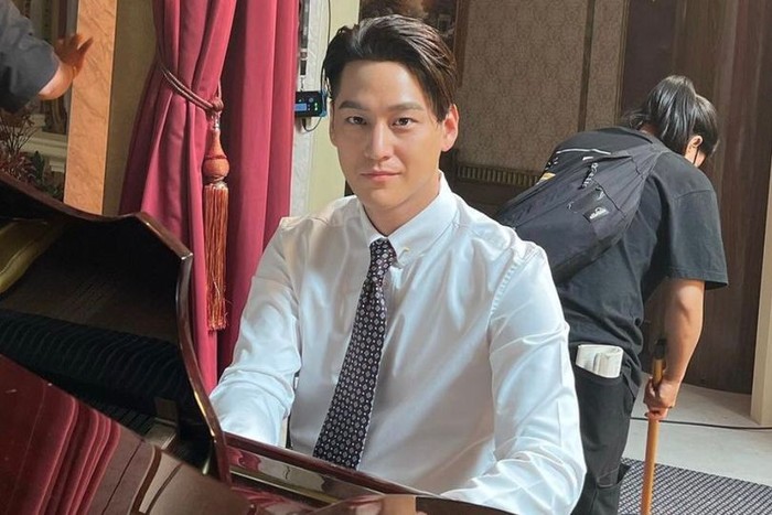 Dalam drama ini, Kim Bum tampil menawan dengan dandanan era tahun 1938./ foto: instagram.com/k.kbeom