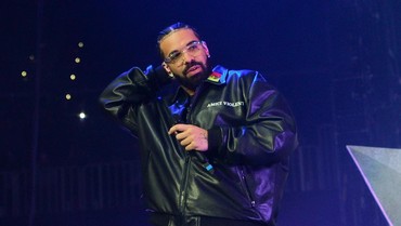 Drake Dilempar Ponsel Saat Manggung