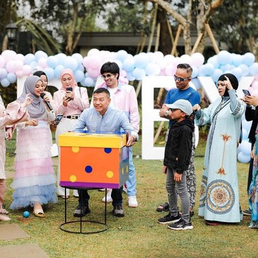Pulang ke Indonesia, 7 Potret Gen Halilintar Hadiri Gender Reveal Anak Atta-Aurel