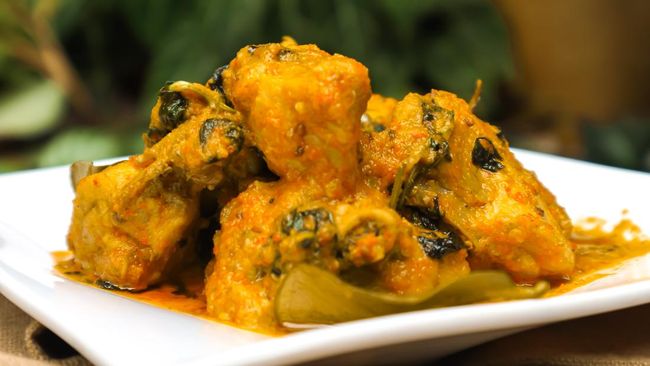 Ayam rica-rica merupakan menu olahan ayam yang banyak disukai karena rasanya yang lezat. Simak cara masak ayam rica-rica kemangi.