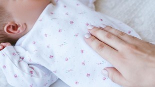 Mengenal Tradisi Jawa Gebrak Bayi Baru Lahir agar Tak Mudah Kaget Ternyata Berbahaya