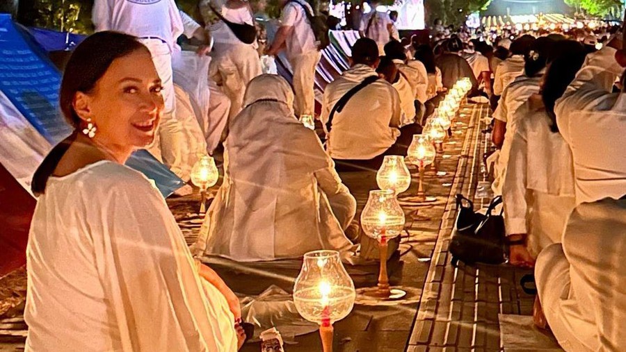 Ira Wibowo ikuti acara Waisak di Borobudur