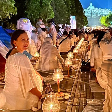 7 Potret Ira Wibowo Ikut Perayaan Waisak di Candi Borobudur