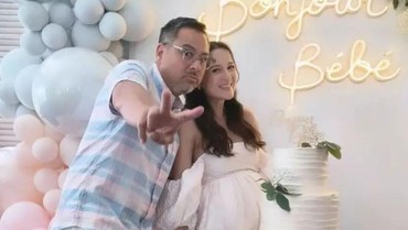 img-title Hamil Anak Pertama, 7 Potret Bahagia Julie Estelle & Suami Gelar Baby Shower