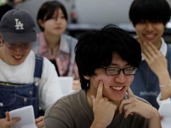 Warga Jepang Sampai Harus Kursus Demi Bisa Tersenyum