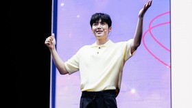 Main ke Jakarta, Kim Seon-ho Cicipi Soto Betawi hingga Gado-gado