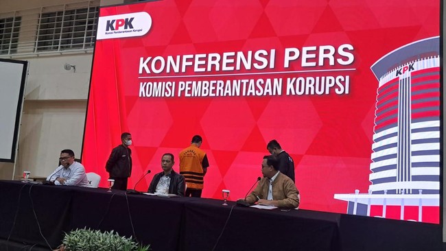 KPK menahan mantan Komisaris Independen Wika Beton Dadan Tri Yudianto selama 20 hari ke depan terkait kasus dugaan suap pengurusan perkara di Mahkamah Agung.