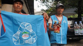 Sambut Hari Lingkungan Hidup Sedunia, Le Minerale Bagikan Rompi RPET
