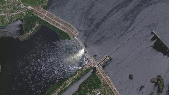Rusia dan Ukraina saling menyalahkan usai bendungan di Kota Nova Kakhovka meledak dan hancur hingga menimbulkan banjir bandang.