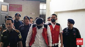Dikawal Ketat dengan Tangan Diborgol, Mario Dandy Tiba di PN Jaksel